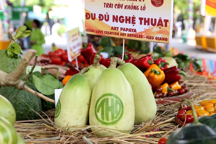 Đu đủ nghệ thuật khắc chữ Phúc - Lộc - Thọ.