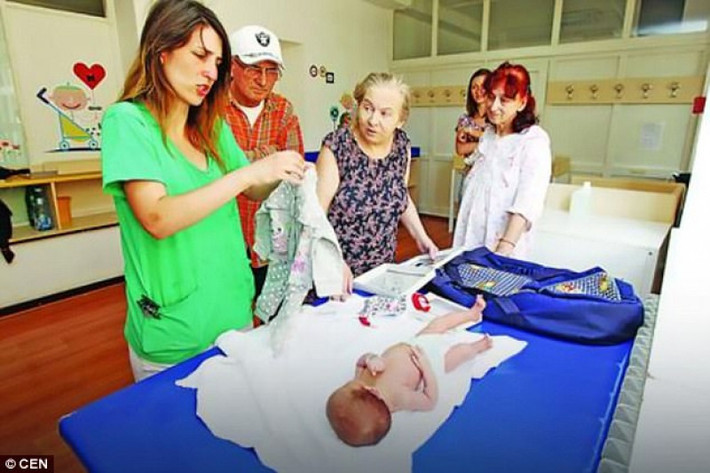 Trước khi đi, ông đã chia sẻ với người vợ mình là bà Atifa Ljajic rằng tiếng khóc của con nhỏ sẽ khiến ông không thể chịu nổi. Ông cảm thấy mình không đủ sức khỏe để sống trong môi trường có trẻ nhỏ.