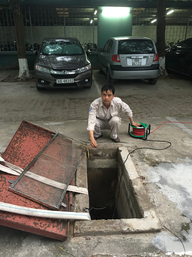 Chiếc bể chứa nước thể tích 300 khối ngày nào cũng cạn trơ đáy, không thể bơm lên bể trên nóc tòa nhà để tới từng hộ trong khu chung cư. Mỗi hộ dân ở đây phải góp 50 nghìn đồng mua máy bơm hút nước từ đáy bể lên cho vào xô khi có chút nước chảy vào.