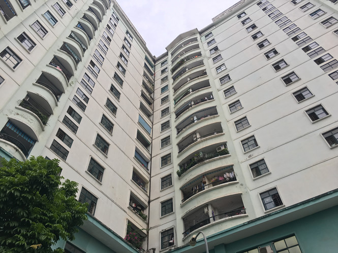 Tòa nhà B15 với khoảng 200 hộ gần 1000 nhân khẩu đang sống chung với tình trạng thiếu nước sinh hoạt kéo dài hơn 1 tháng nay. Và không chỉ có tòa nhà trên, người dân ở KĐT phản ánh có nhiều tòa khác như B5, B9 cũng chung tình trạng trên.