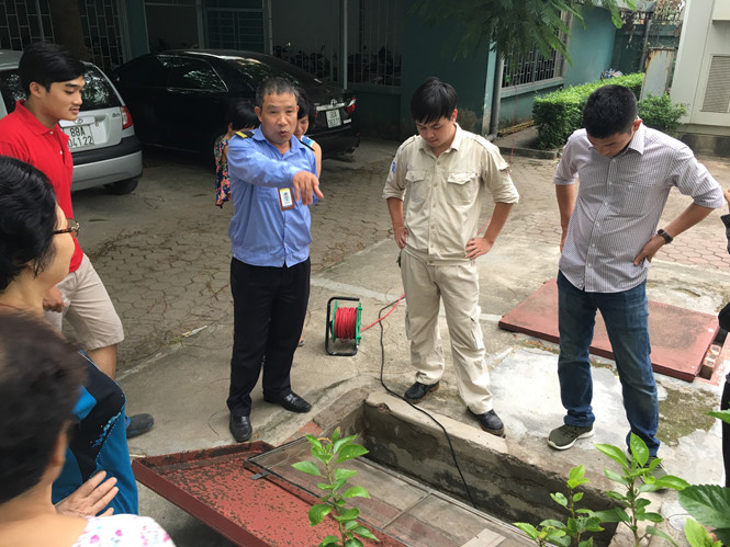 Anh Hoàng Anh - một người dân sinh sống tại KĐT Đại Kim cho biết: "Hàng trăm hộ dân ở đây trông chờ vào chiếc bể nước ở dưới sân. Chỉ sau 30 phút bơm nước là bể cạn, nhà ai đi làm về muộn thì không có nước để dùng. Hôm cao điểm không có nước, tôi chỉ mong có một gáo nước để rửa mặt nhưng còn không có".