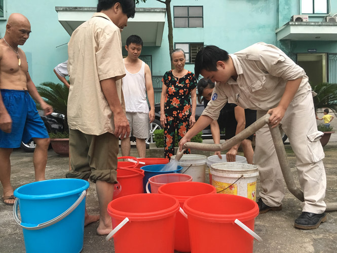 Ông Nguyễn Anh Việt, Giám đốc Cty CP Đầu tư Xây dựng và Kinh doanh nước sạch (Viwaco) đơn vị cung cấp nước cho KĐT Đại Kim lý giải nguyên nhân thiếu nước sinh hoạt do khu vực trên xa nguồn nước, áp lực giảm nên xảy ra tình trạng trên. Hằng ngày , đơn vị phải huy động 4 xe chứa khoảng 5 khối nước để phục vụ người dân nhưng vẫn không thể đáp ứng đủ.