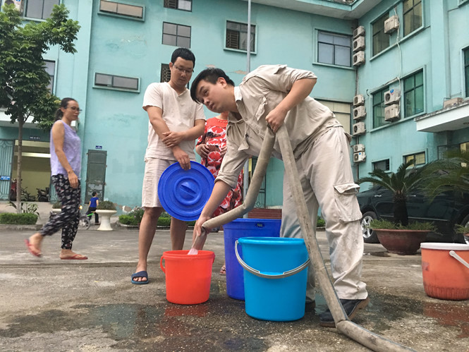 Các hộ dân phải xếp hàng để lấy nước sinh hoạt vào 6h sáng và 18h chiều hàng ngày. Tuy nhiên,không phải hôm nào cũng có nước để lấy.