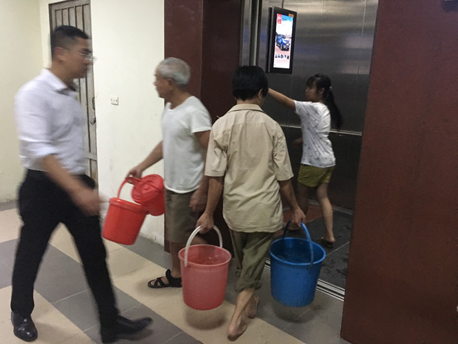 Nhiều ngày nay, hàng trăm hộ dân của tòa nhà B15 KĐT Đại Kim, phải thay nhau xếp hàng chờ lấy nước sạch sinh hoạt tại chiếc bể ngầm giữa sân. Mặc dù đã được sử dụng nguồn nước sạch sông Đà, thế nhưng họ cũng rơi vào cảnh thiếu nước sạch sinh hoạt trầm trọng.