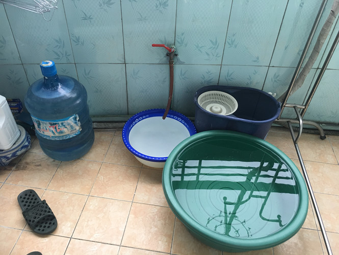 Những chiếc xô, chậu, bình chứa nước là những thứ không thể thiếu trong căn nhà của các gia đình ở đây.