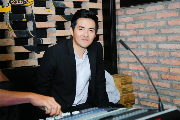 Là người kề cận, quan sát tỉ mỉ chặng đường đi của học trò, Ông Cao Thắng chia sẻ, từ sau cuộc thi The Remix, anh và Đông Nhi đã nhận thấy sự thay đổi, tiến bộ và ngày càng an tâm hơn với hướng đi đầy nỗ lực của "gà cưng".