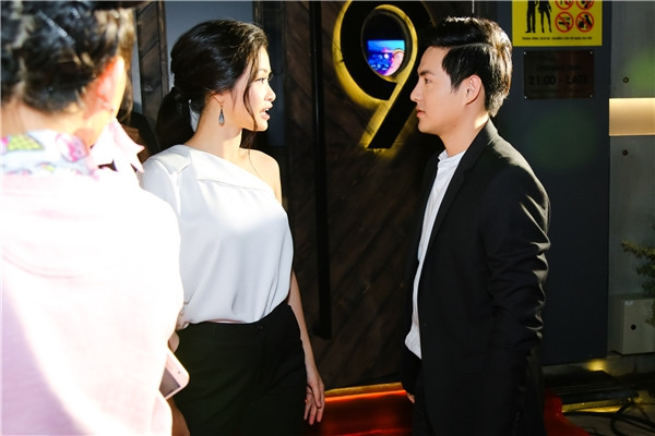 Chia sẻ về những bức ảnh bị nghi là ảnh cưới, Đông Nhi cho biết: "Chắc là gần đây Nhi hay "thả thính" ảnh cưới trên Facebook nên mọi người mới nghi ngờ nè đúng không? (Cười) nhưng mà đó chỉ là ảnh chụp quảng cáo thôi. Nhi và anh Thắng còn lâu lắm mới cưới vì cả hai đang rất say mê với công việc của công ty mình. Hãy yên tâm là ngày vui đó Nhi sẽ không quên mọi người đâu”.