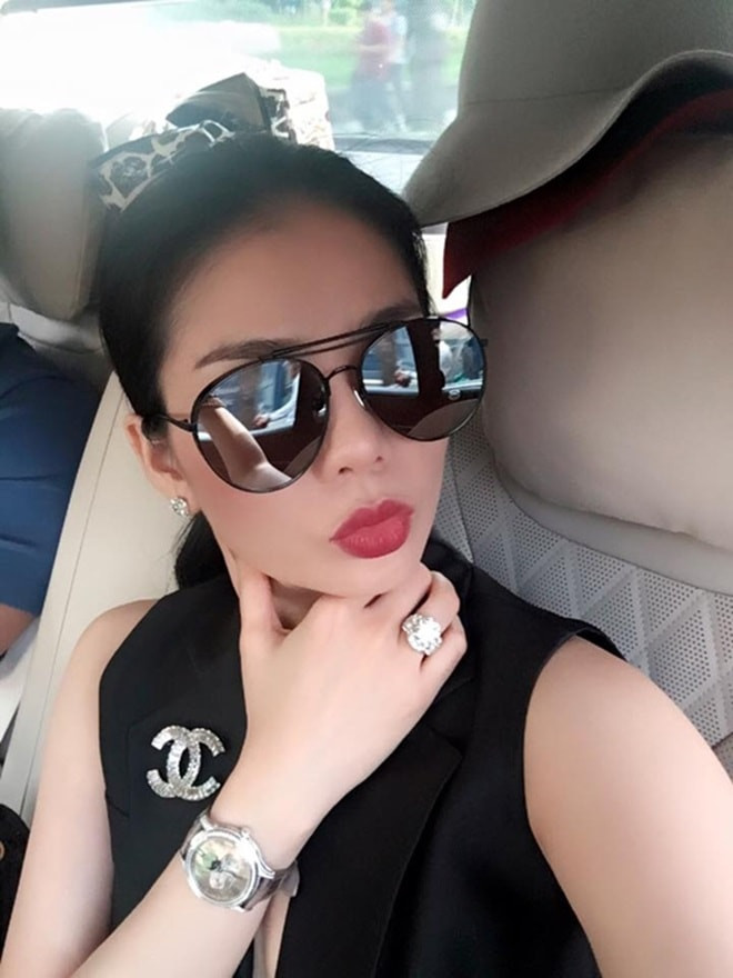 Vừa qua, Lệ Quyên không ngại khoe chiếc Bentley khiến dân tình phải trầm trồ về mức độ chịu chơi của nữ ca sĩ. Giọng ca gốc Hà Nội từ chối trả lời về dòng xe cũng như số tiền phải bỏ ra để rước chiếc xế cưng. Tuy chưa biết rõ dòng xe mà Lệ Quyên đang sử dụng, nhưng giới chơi xe cho biết, để sở hữu được một chiếc Bentley, người mua phải chi tầm hơn 20 tỷ đồng. Trước đó, bà mẹ một con từng sở hữu chiếc xe có giá 5 tỷ đồng.