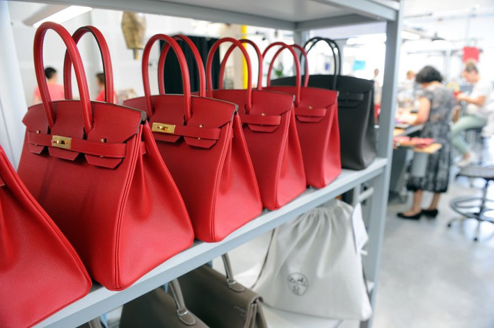 Theo tạp chí Elle, mỗi chiếc túi Hermès Birkin được hoàn thành trong 48 giờ đồng hồ bởi một nghệ nhân. Từ các khâu như cắt da, khâu túi, hoàn thiện đường may, làm quai, gắn móc khóa... đều được làm thủ công. Chính vì thế, món phụ kiện xa xỉ có giá lên đến hàng tỷ đồng.