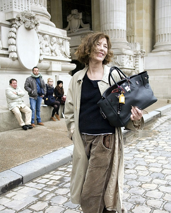 Hermès Birkin được đặt theo tên nữ diễn viên nổi tiếng - Jane Birkin. Năm 1981, CEO lúc bấy giờ của hãng, Jean-Louis Dumas, gặp ngôi sao Anh quốc trên một chuyến bay. Ông đề nghị thiết kế mẫu túi mới cho cô và vẽ phác thảo ngay trên bề mặt túi nôn máy bay.