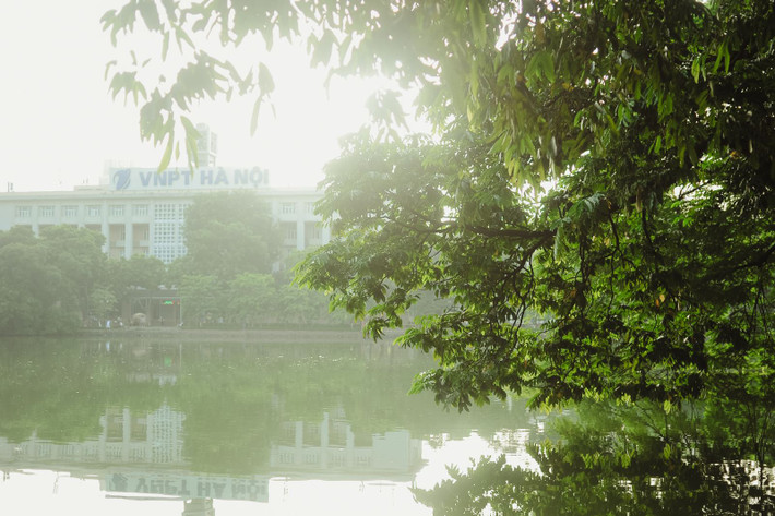 Mỗi mùa về thường không báo trước. Mùa thu là điển hình nhất, mùa thu có kiểu ùa về nhẹ nhàng giống kiểu một dãy màu trên quang phổ, chuyển chầm chậm từ màu đỏ gay gắt của những buổi trưa hè, sang tông vàng ngọt như thìa mật.