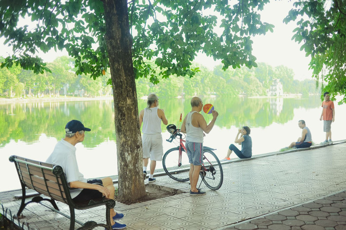 Mùa thu Hà Nội thường bắt đầu bằng những ngày nắng nhẹ hơn một chút, ra ngoài đường sẽ thấy bớt khó chịu hơn, hẳn rồi. Bầu trời vào thu dường như cao hơn, xanh hơn và trong hơn.
