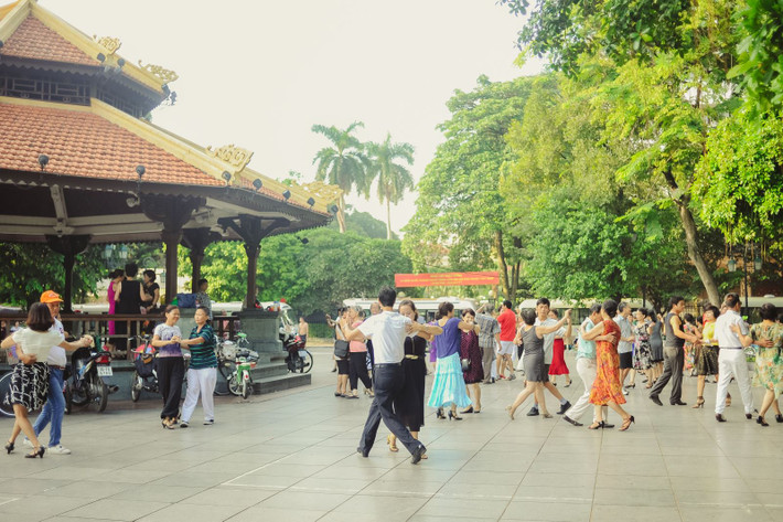 Giống như quẳng được một gánh nặng phải đi đi về về mỗi ngày, mà chừa lại sự phấn khởi mỗi sáng thức dậy vì biết rằng, mùa thu đã về thật nhẹ rồi.