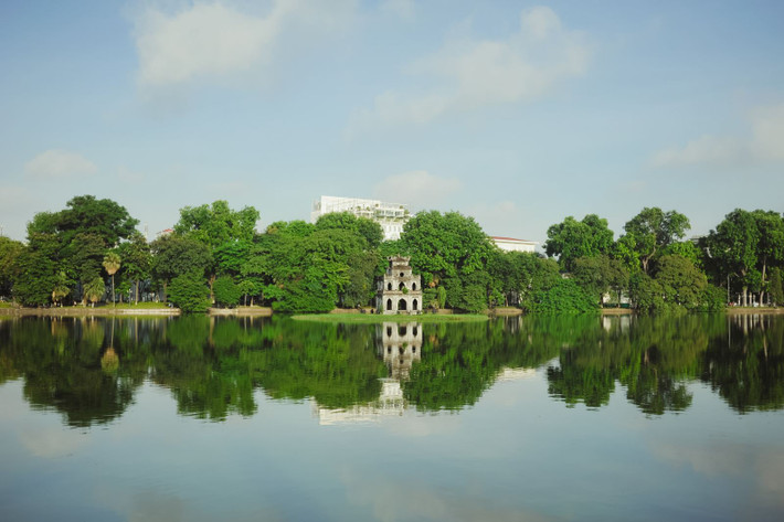 Những cơn mưa rào cuối mùa hạ bao giờ cũng là những cơn mưa quý nhất, báo hiệu rằng từ nay những ngày nắng gắt đã lùi xa. Mưa đầu thu bao giờ cũng là những cơn mưa rào như thể trút hết những buồn bực, nặng nề tích tụ từ những ngày nắng. Đó là những cơn mưa mang không khí mát lành, mang mùa thu dịu dàng về với Hà Nội.