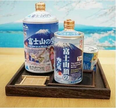 Không khí trên núi Fuji Giá của một chai không khí này lên tới 650 nghìn đồng, là sản phẩm dành riêng cho các fan cuồng Nhật Bản. Vỏ chai được thiết kế rất sang trọng và lịch sự, đồng thời có nhiều kích cỡ để khách hàng thoải mái lựa chọn. Tuy giá khá chat nhưng thôi thì dùng hết không khí chúng ta cũng có thể tận dụng lại vỏ chai để đựng nước.
