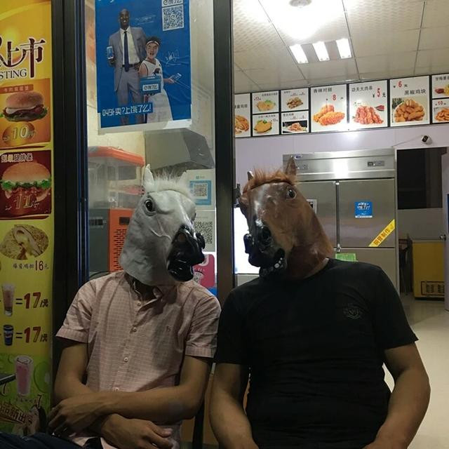 Mặt nạ hình thú Không phải loại mặt nạ bằng nhựa rẻ tiền trong dịp trung thu mà là loại mặt nạ có tạo hình khá giống… yêu quái trong Tây du ký. Nếu đeo sản phẩm kỳ lạ này ra đường lúc nửa đêm, hắn sẽ có nhiều người bị dọa hết hồn.