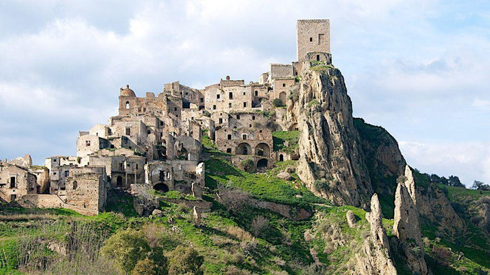 Craco, Italy: Craco là thị trấn thuộc vùng Basilicata miền nam Italy. Thị trấn cổ bị bỏ hoang do thiên tai. Rất nhiều trận lở đất cũng như lũ lụt đã xảy ra ở đây và cuối cùng, thị trấn đã bị bỏ hoang sau trận động đất vào năm 1980. Hiện tại, Craco là điểm du lịch và quay phim nổi tiếng. Nhiều bộ phim và chương trình truyền hình đã ghi hình tại đây, trong đó có Quantum of Solace và The Passion of the Christ. Ảnh: Urbanghostsmedia.