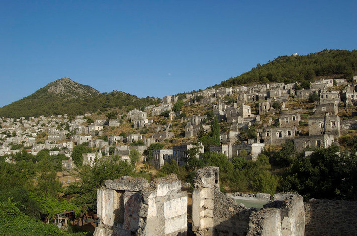 Kayakoy, Turkey: Kayakoy đã từng là khu vực đông dân cư và phát triển với hơn 2.000 người Hy Lạp. Vào năm 1923, sau cuộc chiến tranh Hy Lạp - Thổ Nhĩ Kỳ, ngôi làng đã bị bỏ hoang, và những người từng sống ở đây cũng bị cấm quay trở lại. Hiện nay, một số ngôi nhà đã được khôi phục, tuy nhiên, phần lớn khu vực này vẫn bị bỏ hoang, chỉ có khách du lịch và các nhà quản lý xuất hiện. Ảnh: Atlasobscura.