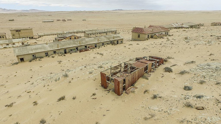 Kolmanskop, Namibia: Thị trấn này được xây dựng vào đầu những năm 1900 sau một công nhân người Đức ở đây tìm thấy kim cương. Thị trấn mang hơi thở của nước Đức và đặc trưng là bệnh viện, nhà máy điện, phòng khiêu vũ, trường học, sòng bạc và phòng thể thao. Nó thậm chí còn có trạm chụp X-quang đầu tiên ở Nam bán cầu. Thị trấn bị bỏ hoang sau khi kim cương trở nên khan hiếm và các nguồn kim cương dồi dào hơn được phát hiện. Hiện tại, nơi đây là địa điểm thu hút khách du lịch và các nhiếp ảnh gia. Ảnh: An Exploring South African.
