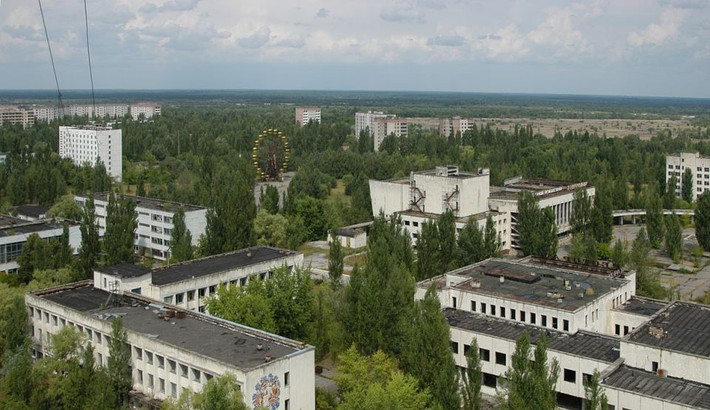Pripyat, Ukraine: Sau vụ thảm họa nhà máy điện hạt nhân Chernobyl, thị trấn Pripyat gần đó, nơi sinh sống của công nhân nhà máy và gia đình, đã phải di tản. Thị trấn bị bỏ hoang và biến thành đống đổ nát. Hiện nay, mức độ bức xạ đã giảm đáng kể và khách du lịch có thể tham gia một tour du lịch có hướng dẫn để tới đây. Ảnh: Descopera.