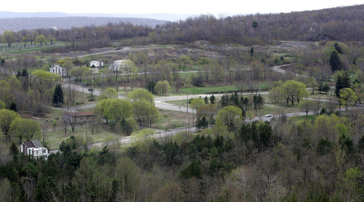 Centralia, Mỹ: Thị trấn khai thác mỏ cũ ở Pennsylvania đã bị bỏ hoang sau khi một trận hỏa hoạn bắt nguồn từ ngọn lửa trong lòng đất xảy ra vào năm 1962. Hiện nay, ngọn lửa vẫn đang âm ỉ dưới mặt đất. Đa số người dân đã rời khỏi thị trấn và chỉ có khoảng 10 người ở lại. Năm 2013, những người ở lại đã đạt được một thỏa thuận cho phép họ sống nốt phần đời còn lại ở đây. Ảnh: Nydailynews.