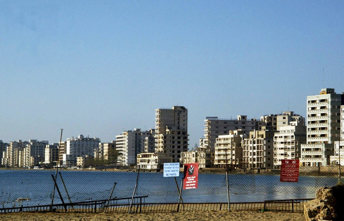 Varosha, Cypr: Nơi đây đã từng là điểm du lịch nổi tiếng ở Địa Trung Hải vào những năm 70 của thế kỷ XX. Tuy nhiên, hiện nay Varosha chỉ còn là đống đổ nát, cả thành phố bị bỏ hoang. Vào năm 1974, khi Thổ Nhĩ Kỳ đưa quân sang chiếm đóng Síp, 15.000 người đã chạy trốn khỏi thành phố. Nhiều người ra đi và hy vọng một ngày có thể quay trở lại, tuy nhiên do những bất ổn chính trị điều đó đã không xảy ra. Ảnh: Newyorktimes.