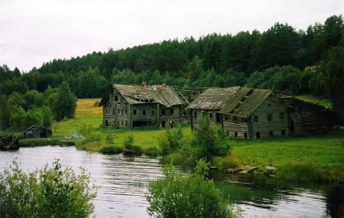 Pegrema, Russia: Làng Pegrema thuộc quận Medvezhyegorsky của Cộng hòa Karelia nằm trên bờ hồ Onega có những ngôi nhà bằng gỗ tuyệt đẹp. Tuy nhiên, nó đã bị bỏ rơi kể từ khi Cách Mạng Nga diễn ra và các căn nhà bằng gỗ đã bắt đầu hư hỏng theo thời gian. Ảnh: Atlasobscura.