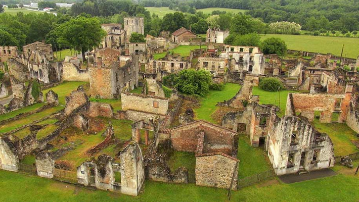 Oradour-Sur- Glane, Pháp: Vào tháng 6 năm 1944, một đơn vị quân đội của Đức quốc xã đã giết chết 642 người ở đây vì tin rằng thị trấn này ủng hộ kháng chiến Pháp. Một thị trấn mới được xây dựng sau đó, nhưng Tổng thống Charles de Gaulle đã quyết định giữ lại các tàn tích của thị trấn cổ như một đài tưởng niệm đối với các nạn nhân của cuộc tàn sát. Ảnh: Kooxproductions.