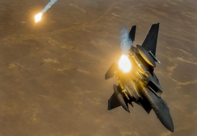 Chiến đấu cơ F-15E Strike Eagle phóng pháo sáng khi tham gia chiến dịch mang tên Operation Inherent Resolve (tạm dịch là chiến dịch Nhổ tận gốc).