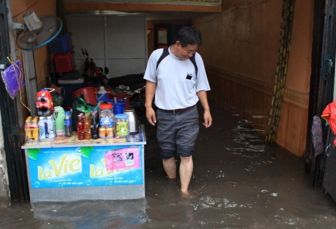 Đường Giải Phóng (đoạn trước cửa Bến xe phía Nam) Cứ mỗi cơn mưa lớn bất chợt, đoạn đường Giải Phóng, nơi gần bến xe Giáp Bát, nước ngập sâu tràn cả vào nhà dân, nhiều xe cộ phải lội bì bõm dưới nước. Nước ngập nửa bánh ô tô, có đoạn xe máy không thể vượt qua được. Nhiều con ngõ nhỏ, một số tuyến đường nội bộ gần đây cũng ngập nặng.