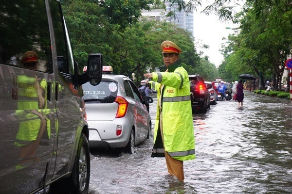 Ngã tư Lý Thường Kiệt - Phan Bội Châu Cơn mưa lớn bất ngờ chiều 19-6 khiến nhiều tuyến phố ở Hà Nội ngập úng. Ngã tư Lý Thường Kiệt, Phan Bội Châu, quận Hoàn Kiếm, là điểm thường xuyên bị ngập sâu mỗi khi mưa lớn.