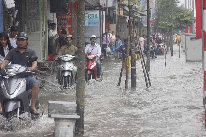 Hà Đông, bến xe Yên Nghĩa Thời gian gần đây, mỗi khi mưa lớn, những xe cộ đi theo hướng từ Tố Hữu - Nguyễn Trãi - Trần Phú về bến xe Yên Nghĩa đều gặp khó khăn.