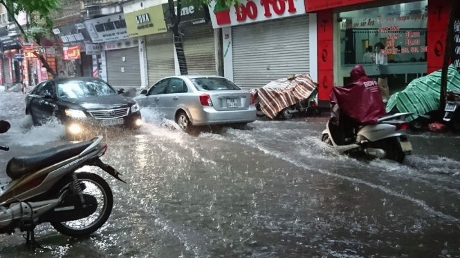 Một số tuyến đường có cốt nền cao không bị ngập nhưng bị kẹt xe do xe cộ dạt vào. Điều này khiến giao thông tại nhiều tuyến đường ùn tắc, hỗn loạn…