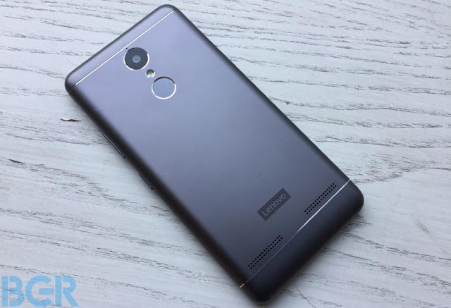Lenovo K6 Power (4,5 triệu đồng): Có nhiều điểm tương đồng khá lớn về thiết kế giữa các mẫu smartphone pin khỏe, tầm giá dưới 5 triệu đồng trên thị trường hiện nay. Nếu bỏ qua logo của nhà sản xuất, người dùng không dễ để phân biệt K6 Power với các sản phẩm còn lại trong bản danh sách này. Model này có màn hình 5 inch Full HD, chip Snapdragon, RAM 3 GB và dung lượng 32 GB, tương đối ổn cho một di động tầm trung. K6 Power có pin 4.000 mAh.