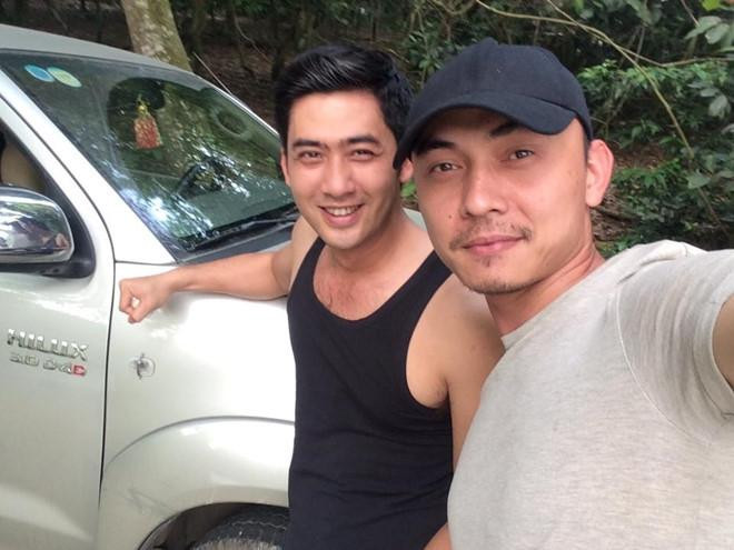 Tàn sát trên phim nhưng ở ngoài đời Bảo 'ngậu' và Tùng 'còi' lại thân thiết thế này.