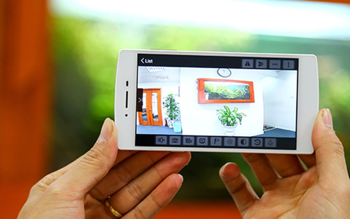 Tablet nào cũng có Wi-Fi, camera và microphone, vậy nên nếu dư một cái, có thể dùng nó làm camera giám sát nhà hoặc trẻ em một cách dễ dàng, giúp tiết kiệm tiền mua những chiếc camera riêng.