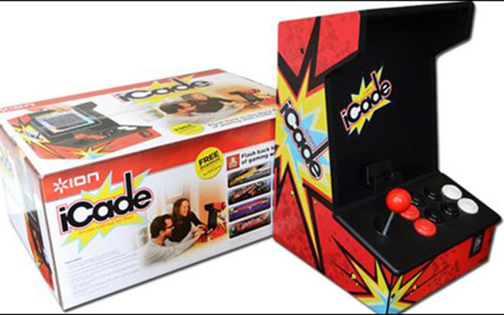 Có rất nhiều thiết bị giúp biến iPad (hoặc một số tablet Android) thành những chiếc máy game thùng mini của vài chục năm trước. Chỉ cần đưa iPad vào khay màn hình, cài một số ứng dụng hỗ trợ hoặc game cổ xưa (có rất nhiều trên App Store) và bắt đầu trở về những kỷ niệm khó quên với nút bấm và joystick điều khiển (kết nối với iPad bằng Bluetooth).