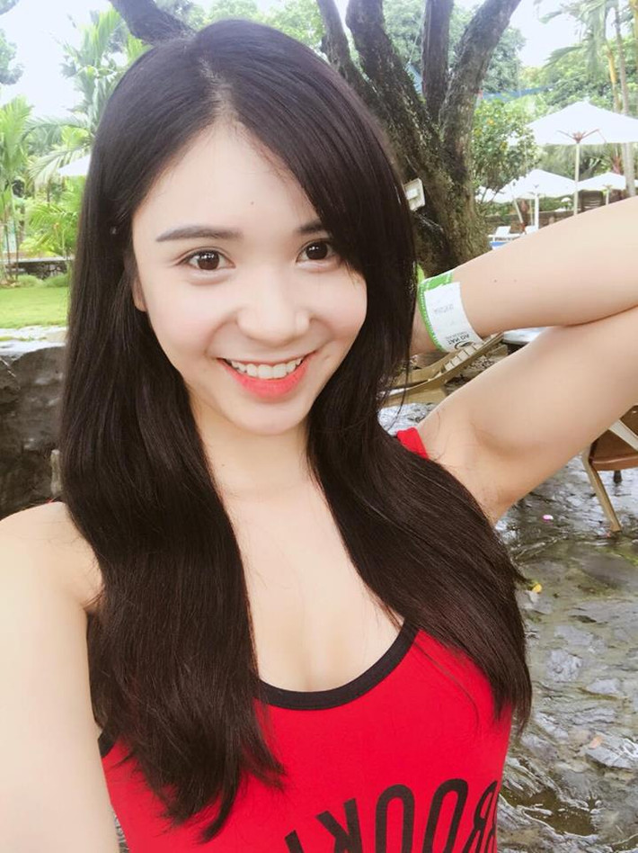 Trước đó, bức ảnh so sánh hàm răng trước và sau khi làm răng cũng được nữ diễn viên khẳng định: “Vốn dĩ răng tôi không xấu như vậy. Ảnh trên mạng đã bị làm xấu đi. Trước khi làm răng cần phải mài răng mà thôi”.