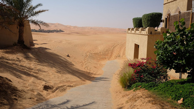 Qasr luôn có máy ủi ở chế độ chờ để dọn sạch khu nghỉ dưỡng sau mỗi trận bão cát. Ngoài ra, họ còn phải tìm cách để không làm tổn hại đến khung cảnh môi trường, điều đã khiến khách sạn này trở nên đặc biệt. Qasr tái sử dụng hầu hết nước của mình và dùng máy bơm tiếp nước từ nơi khác đến, tránh làm cạn kiệt các tầng nước ngầm quý giá của sa mạc.
