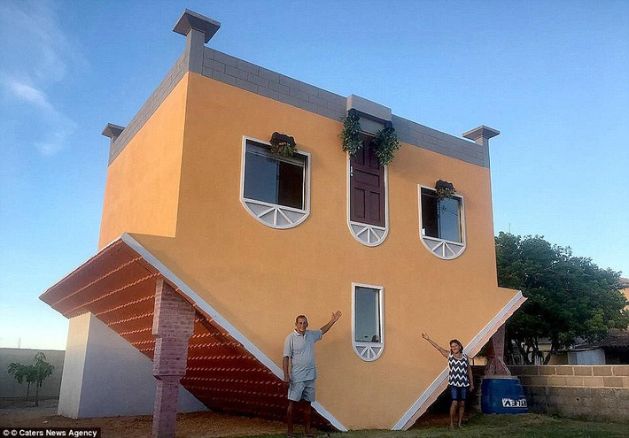 Ông Valdevino Miguel da Silva đã lật ngược một ngôi nhà, với mái nhà dưới đất và một khu vườn phía trên. Ban đầu, vợ ông, bà Maria Elizabeth da Silva, phản đối và bảo ông sẽ không đời nào làm được.
