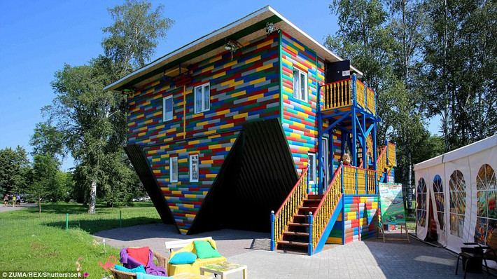 Tại ngôi nhà đảo ngược ở St. Petersburg, Nga, du khách có thể đi trên trần và quan sát thế giới từ một góc nhìn khác biệt.