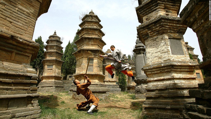 Quần thể tôn giáo có các chùa tháp với kiến trúc độc đáo, cạnh những đỉnh núi hùng vĩ. Ảnh: CNN.