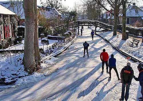 Giethoorn vốn là một ngôi làng không xe hơi (ngày nay có thêm đường dành cho xe đạp), với khung cảnh nên thơ và lãng mạn đến từng... xăng ti mét, là chốn thiên đường hạ giới mà du khách có thể mất cả ngày để khám phá và lãng du. Giethoorn không có hương vị buôn bán hối hả của Venice, cũng không có vẻ cổ kính trầm mặc của Amsterdam; Giethoorn yên bình và đắm mình trong tiếng hót véo von không ngớt của các loài chim.