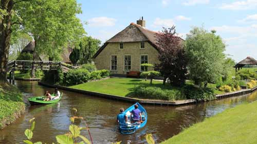 Thật ra, Giethoorn trở nên nổi tiếng trong nước, đặc biệt từ sau năm 1958, khi Bert Haanstra - nhà làm phim người Hà Lan sử dụng khung cảnh ngôi làng làm bối cảnh cho bộ phim nổi tiếng mang tên "Fanfare" - bộ phim đã được hàng triệu người xem trong nửa thế kỷ qua. Kể từ khi bộ phim được công chiếu, du khách kéo đến thăm Gierhoorn ngày một đông hơn và ngôi làng hẻo lánh càng ngày càng trở nên nổi tiếng.