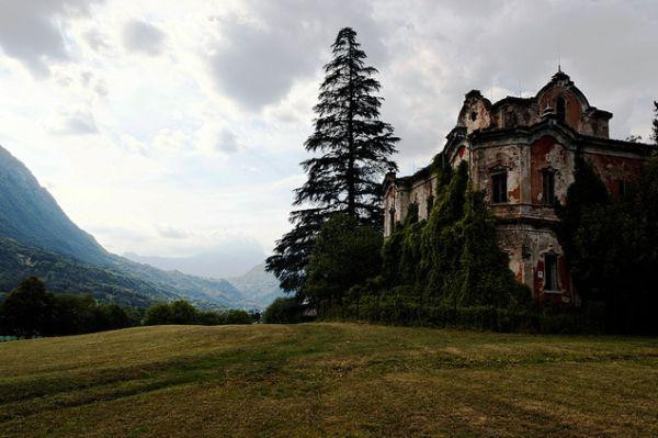 Villa de Vecchi được chuyển giao cho Biagio, người anh em của Bá tước. Biagio đã sửa lại khu mái vòm mang kiến trúc phương đông của dinh thự thành vườn đá cuội. Gia đình của vị chủ nhân mới này thỉnh thoảng lại quay về ghé thăm dinh thự cho đến những năm 1940, sau đó Villa de Vecchi bị bỏ hoang trong suốt 20 năm tiếp theo.