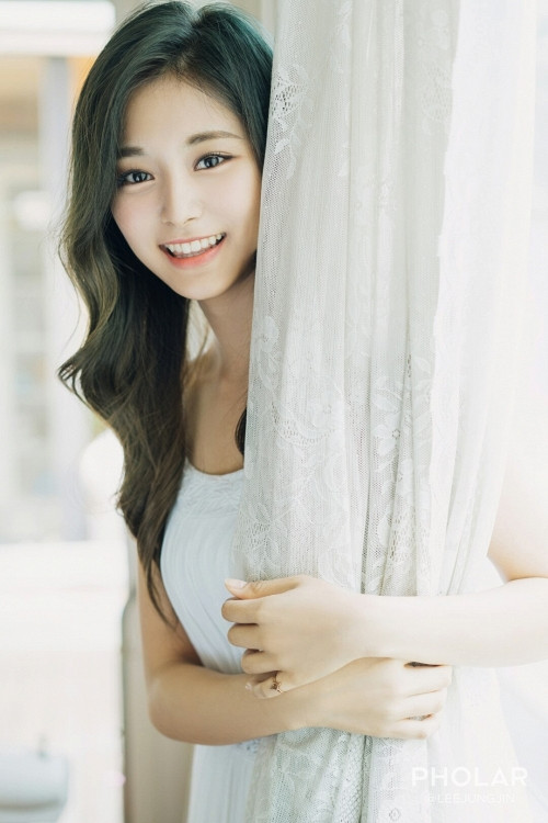 Tzuyu (Twice) Là một trong những thần tượng Hàn hot nhất hiện nay, Tzuyu không chỉ được chú ý bởi vẻ ngoài xinh đẹp, là thành viên nổi bật nhất nhì của nhóm Twice mà gia thế của cô cũng thu hút sự quan tâm của nhiều người. Theo đó, mẹ của ngôi sao sinh năm 1999 là cổ đông lớn của một bệnh viện ở Đài Loan. Trên thực tế, mẹ cô đã đầu tư rất nhiều vào các lĩnh vực như phẫu thuật thẩm mỹ và có tận 9 cơ sở tại quê nhà cùng một số phòng khám ở Trung Quốc. Không những vậy, bà còn mở rộng kinh doanh bằng việc tạo dựng một số cửa hàng cà phê thu hút nhiều fan của Twice nói chung và Tzuyu nói riêng đến thưởng thức.
