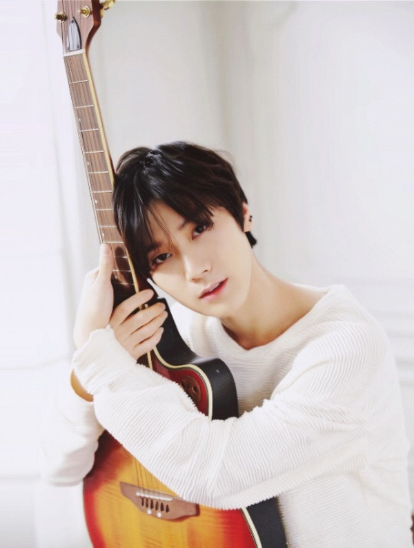 Ten (NCT) Ten từng học tại trường Quốc tế Shrewsbury ở Bangkok, Thái Lan. Trong khi thu nhập trung bình của những hộ gia đình ở Thái Lan là 6,7 triệu won mỗi năm (5.616 đô la) thì học phí của anh lên đến 200 triệu won (167.652 USD) cho 10 năm học. Bố mẹ của nam thần tượng được cho là đại gia “hàng khủng”.