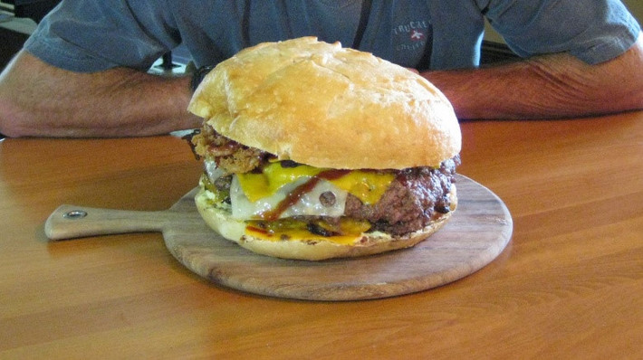 Thử thách "That burger" (quán McGah, Danville, California, Mỹ): Chiếc bánh kẹp này có đường kính lên tới 30 cm và nặng gần 2,3 kg. Bánh có hai lớp thịt bò, bốn loại phô mai, thịt hun khói, khoai tây chiên, sốt thịt nướng. Ngoài ra, suất ăn thử thách còn có thêm khoai tây chiên và hành tẩm bột rán với thời hạn một tiếng. Nhiều người đã thử nhưng chưa ai thành công. Phần lớn gọi bánh để ăn cùng 4-5 người bạn. Ảnh: Grunge.