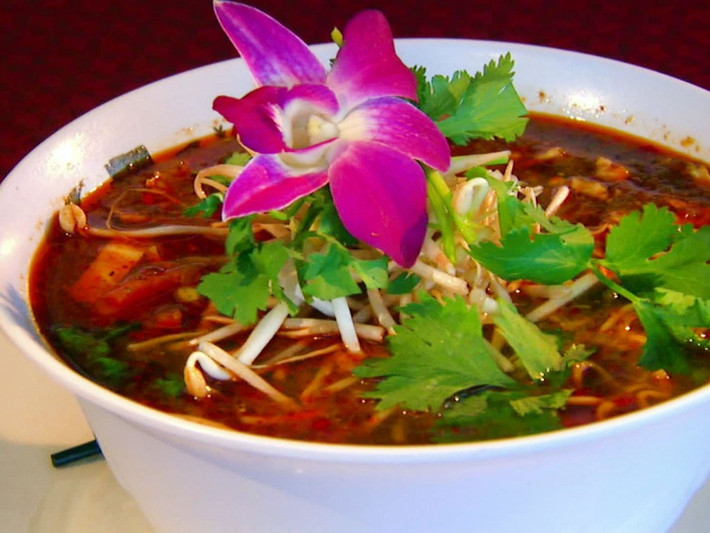 Thử thách Inferno Bowl (Nhà hàng Nitally's ThaiMex ở St. Petersberg, Florida, Mỹ): Nước dùng của bát mì này được làm từ nhiều loại ớt cay, nhưng trong đó nguyên liệu chính là bhut jolokia hay còn gọi là ớt ma. Ảnh: LOLWOT.
