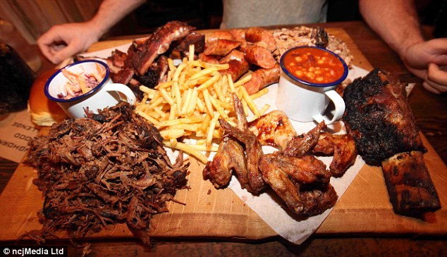 Thử thách “Breaking BadAss” (Nhà hàng Longhorns, Newcastle, Anh): Một suất ăn thử thách này gồm sườn lợn nướng, sườn và ức bò, thịt lợn rừng hun khói, xúc xích, cánh gà, hai đĩa salad đậu, cùng một bánh mì brioche, xà lách trộn và khoai tây chiên. Ảnh: Daily Mail.
